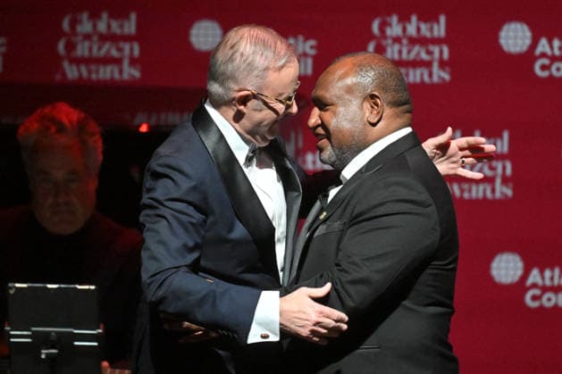 ANTHONY ALBANESE UNITED STATES VISIT, Australia™s Prime Minister Anthony Albanese receives an award from Papua New Guinea™s Prime Minister James Marape at the Atlantic Council Global Citizen Awards during the United Nations General Assembly in New York, Wednesday, September 23, 2026. ( NO ARCHIVING NEW YORK New York United States of America  Copyright: xMICKxTSIKASx 20260924194183769482