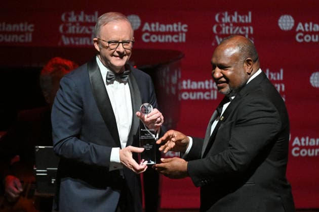 ANTHONY ALBANESE UNITED STATES VISIT, Australia™s Prime Minister Anthony Albanese receives an award from Papua New Guinea™s Prime Minister James Marape at the Atlantic Council Global Citizen Awards during the United Nations General Assembly in New York, Wednesday, September 23, 2026. ( NO ARCHIVING NEW YORK New York United States of America  Copyright: xMICKxTSIKASx 20260924174198286492