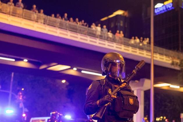 Protests against real estate speculation following the eviction of Maricarmen Abascal in Madrid, Spain - 23 Sep 2026 A police officer carries a shotgun during a demonstration in Madrid. Following the confirmation of Maricarmen s eviction, thousands of people marched through central Madrid to denounce real estate speculation and demand the right to decent housing. Madrid Spain Copyright: xDavidxCanalesx xSOPAxImagesx David-Canales-1453424