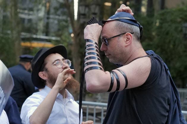 September 23, 2026, New York, New York, USA: Man performs Tefillin Ritual as hundreds of demonstrators gathered in Dag Hammarskjold Plaza calling on world leaders attending the UN.General Assembly to act decisively against the rising worldwide tide of antisemitism both locally and globally.using te slogan No More Excuses . Organized by a coalition of major Jewish organizations speakers the rally.included impactful testimonies of a survivor of the October 7 Hamas attack and a survivor of the mass shooting in .Australia. New York USA - ZUMAh156 20260923_znp_h156_009 Copyright: xMiloxHessx