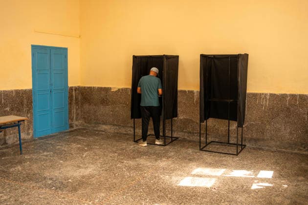 News Bilder des Tages #2 September 23, 2026, Essaouira, Morocco: A voter uses a booth in an empty polling room during parliamentary elections in Essaouira, Morocco. Essaouira Morocco - ZUMAz174 20260923_zip_z174_003 Copyright: xMoexZoyarix