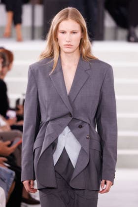 IPA88882588 - Milan, Milan Women™s Fashion Week Spring Summer 2027 - Women™s Fashion, Spring Summer 2027 - Jil Sander fashion show - pictured on the runway: Model.  Copyright: xCinziaxCamelax xx IPA88882588