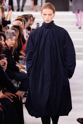 IPA88882557 - Milan, Milan Women™s Fashion Week Spring Summer 2027 - Women™s Fashion, Spring Summer 2027 - Jil Sander fashion show - Model on the runway in the photo.  Copyright: xCinziaxCamelax xx IPA88882557