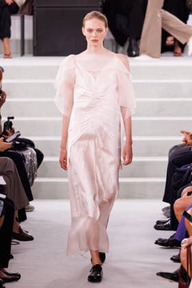 IPA88882293 - Milan, Milan Women™s Fashion Week Spring Summer 2027 - Women™s Fashion, Spring Summer 2027 - Jil Sander fashion show - pictured on the runway: Model.  Copyright: xCinziaxCamelax xx IPA88882293