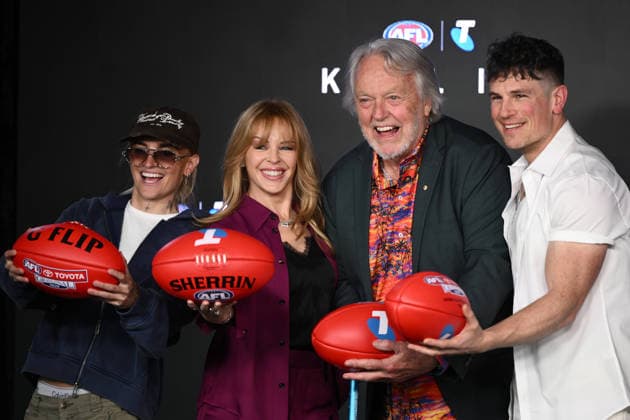 imago images 1083700957, AFL GRAND FINAL KYLIE MINOGUE, L-R G Flip, Kylie Minogue, Mike Brady and Michael Paynter pose for a photo during an announcement for AFL Grand Final entertainment at a media event at the Melbourne Cricket Ground in Melbourne, Thursday, September 24, 2026. NO ARCHIVING MELBOURNE VICTORIA Australia  Copyright: xJOELxCARRETTx 20260924118174759904 imago is entitled to issue a simple usage license at the time of provision. Personality and trademark rights as well as copyright laws regarding art-works shown must be observed. Commercial use at your own risk. MELBOURNE VICTORIA Australia  Copyright: xIMAGO JOELxCARRETTx 1083700957st