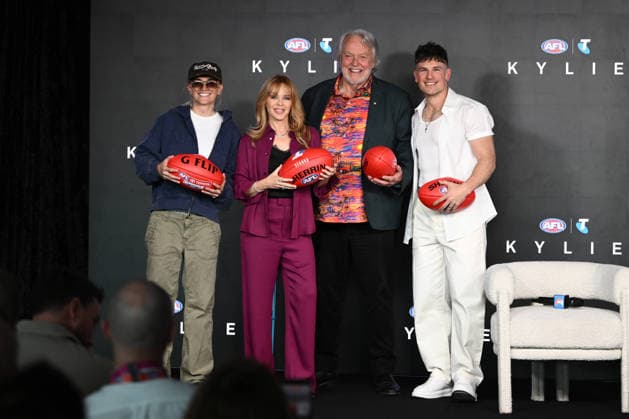imago images 1083700959, AFL GRAND FINAL KYLIE MINOGUE, L-R G Flip, Kylie Minogue, Mike Brady and Michael Paynter pose for a photo during an announcement for AFL Grand Final entertainment at a media event at the Melbourne Cricket Ground in Melbourne, Thursday, September 24, 2026. NO ARCHIVING MELBOURNE VICTORIA Australia  Copyright: xJOELxCARRETTx 20260924123567672317 imago is entitled to issue a simple usage license at the time of provision. Personality and trademark rights as well as copyright laws regarding art-works shown must be observed. Commercial use at your own risk. MELBOURNE VICTORIA Australia  Copyright: xIMAGO JOELxCARRETTx 1083700959st