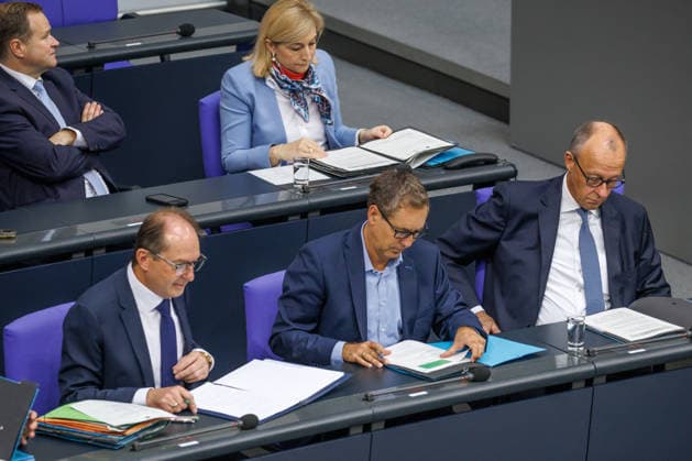 Bundestag Bundeskanzler Friedrich Merz (CDU), Nina Warken (CDU), Kanzleramtsministerin und Alexander Dobrindt (CSU), Bundesinnenminister im Deutschen Bundestag am 24.09.26 in Berlin. Berlin Berlin Deutschland Bundestag