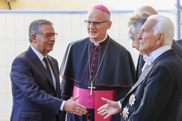 Portuguese President António José Martins Seguro at the Vatican VATICAN CITY, VATICAN - SEPTEMBER 24: Prefect of the Papal Household Petar Rajic (C) welcomes Portugal s President António José Seguro (L) as he arrives for his meeting with Pope Leo XIV at the Vatican on September 24, 2026. Riccardo De Luca Anadolu Vatican city Vatican. Editorial use only. Please get in touch for any other usage.  Copyright: x2026xAnadoluxRiccardoxDexLucax