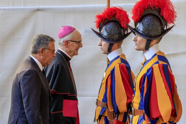 Portuguese President António José Martins Seguro at the Vatican VATICAN CITY, VATICAN - SEPTEMBER 24: Prefect of the Papal Household Petar Rajic (R) welcomes Portugal s President António José Seguro (L) as he arrives for his meeting with Pope Leo XIV at the Vatican on September 24, 2026. Riccardo De Luca Anadolu Vatican city Vatican. Editorial use only. Please get in touch for any other usage.  Copyright: x2026xAnadoluxRiccardoxDexLucax