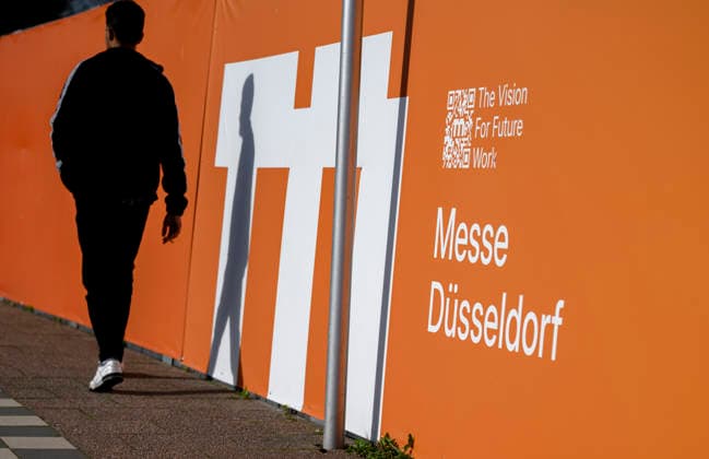Besucher auf dem Weg zur Messe Düsseldorf, Messegelände. REHACARE Fachmesse für Rehabilitation und Pflege, vom 23.09. - 26.09.2026 in Düsseldorf Deutschland. Messe