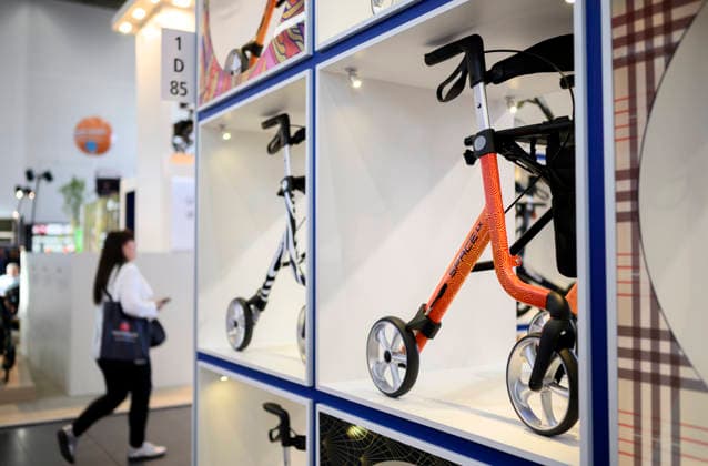 Feature, Besucher gehen an Rollatoren vorbei. REHACARE Fachmesse für Rehabilitation und Pflege, vom 23.09. - 26.09.2026 in Düsseldorf Deutschland. Messe