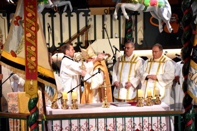 Matthias König Weihbischof aus Paderborn mit Geistlichen Messe Zeromonie München 24.09.2026 Theresienwiesn Oktoberfest Marstall Festzelt Schausteller Messe mit Fahrgeschäft Todes Unfall Gedenken Foto München