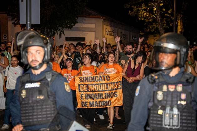 Police clash with housing protesters in Madrid MADRID, SPAIN, SEPTEMBER 23, 2026: Police confront demonstrators during a protest in Madrid following the eviction of 87-year-old Maricarmen Abascal from the home where she had lived for more than 70 years. Around 10,000 people joined the demonstration, according to the Government Delegation in Madrid, before protesters moved toward Paseo de la Castellana and blocked traffic. Police used riot-control measures, including rubber projectiles, as officers attempted to clear demonstrators from the roadway. Madrid Spain Copyright: x xVictorxSanjuanxCardenax xJNAxPressx