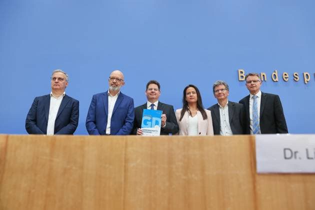 Berlin, Deutschland, 24.09.2026: Bundespressekonferenz: Gemeinschaftsdiagnose der Wirtschaftsforschungsinstitute Herbst 2026: Torsten Schmidt, Timo Wollmershäuser, Oliver Holtemöller, Geraldine Dany-Knedlik, Axel Lindner und Stefan Kooths Copyright: xdtsxNachrichtenagenturx dts_136248