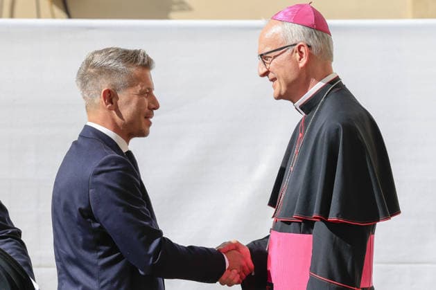Hungary’s Prime Minister Peter Magyar at the Vatican VATICAN CITY, VATICAN, SEPTEMBER 24: Hungary’s Prime Minister Peter Magyar (L) is welcomed by Prefect of the Papal Household Petar Rajic (R) as he arrives in St. Damaso courtyard for his meeting with Pope Leo XIV at the Vatican, on September 24, 2026. Riccardo De Luca Anadolu Vatican city Vatican. Editorial use only. Please get in touch for any other usage.  Copyright: x2026xAnadoluxRiccardoxDexLucax