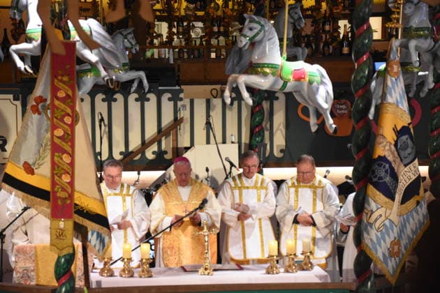 Schaustellerseelsorger Sascha Ellinghaus Matthias König Weihbischof aus Paderborn mit Geistlichen Messe Zeromonie München 24.09.2026 Theresienwiesn Oktoberfest Marstall Festzelt Schausteller Messe mit Fahrgeschäft Todes Unfall Gedenken Foto München