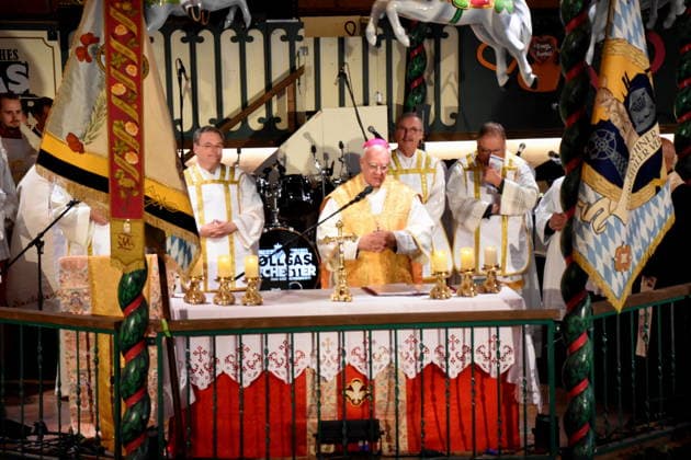 Schaustellerseelsorger Sascha Ellinghaus Matthias König Weihbischof aus Paderborn mit Geistlichen Messe Zeromonie München 24.09.2026 Theresienwiesn Oktoberfest Marstall Festzelt Schausteller Messe mit Fahrgeschäft Todes Unfall Gedenken Foto München