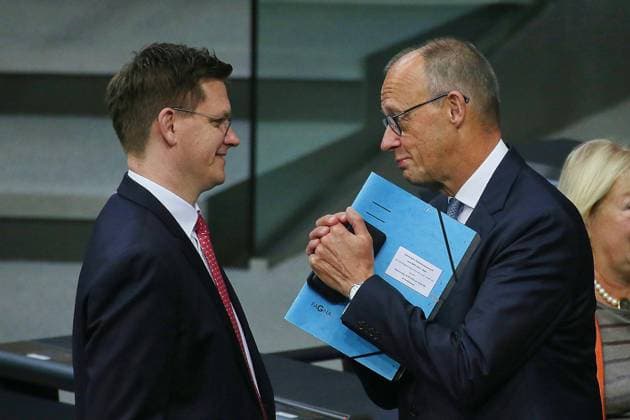 Berlin, Deutschland, 24.09.2026: Deutscher Bundestag: 96. Bundestagssitzung: Johannes Steiniger (CDU) und Bundeskanzler Friedrich Merz (CDU) Copyright: xdtsxNachrichtenagenturx dts_136273