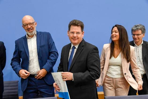 ABB BPK- Prof. Dr. Timo Wollmershaeuser, ifo Institut Leibniz-Institut Wirtschaftsforschung Prof. Dr. Oliver Holtemoeller, Sprecher, Leibniz-Institut Wirtschaftsforschung Halle Dr. Geraldine Dany-Knedlik, Deutsches Institut für Wirtschaftsforschung e.V. Dr. Axel Lindner, Leibniz-Institut für Wirtschaftsforschung Halle Thema Vorstellung Gemeinschaftsdiagnose Herbst 2026 der Wirtschaftsforschungsinstitute auf der BPK Berlin Bundespressekonferenz in Berlin am 24.09.2026 Berlin Deutschland