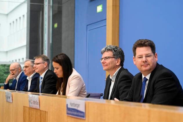 ABB BPK- Prof. Dr. Timo Wollmershaeuser, ifo Institut Leibniz-Institut Wirtschaftsforschung Prof. Dr. Torsten Schmidt, RWI Leibniz-Institut für Wirtschaftsforschung e.V. Prof. Dr. Oliver Holtemoeller, Sprecher, Leibniz-Institut Wirtschaftsforschung Halle Dr. Geraldine Dany-Knedlik, Deutsches Institut Wirtschaftsforschung e.V. Dr. Axel Lindner, Leibniz-Institut für Wirtschaftsforschung Halle Prof. Dr. Stefan Kooths, Kiel Institut für Weltwirtschaft Thema Vorstellung Gemeinschaftsdiagnose Herbst 2026 der Wirtschaftsforschungsinstitute auf der BPK Berlin Bundespressekonferenz in Berlin am 24.09.2026 Berlin Deutschland