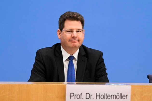 ABB BPK- Prof. Dr. Oliver Holtemoeller, Sprecher, Leibniz-Institut Wirtschaftsforschung Halle Thema Vorstellung Gemeinschaftsdiagnose Herbst 2026 der Wirtschaftsforschungsinstitute auf der BPK Berlin Bundespressekonferenz in Berlin am 24.09.2026 Berlin Deutschland