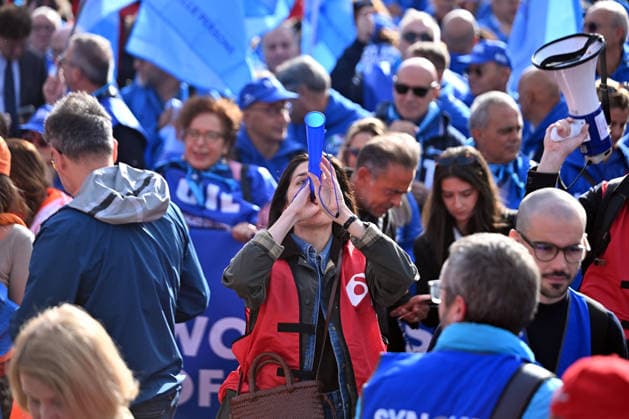 European trade unions protest ‘EU Inc.’ proposal in Brussels BRUSSELS, BELGIUM - SEPTEMBER 24: Hundreds of people gather at Schuman Square in front of European Union institutions during a protest organized by the European Trade Union Confederation (ETUC) and various Belgian trade unions against the proposed EU Inc. framework, which aims to simplify company formation across the EU, in Brussels, Belgium, on September 24, 2026. Dursun Aydemir Anadolu Brussels Belgium. Editorial use only. Please get in touch for any other usage.  Copyright: x2026xAnadoluxDursunxAydemirx