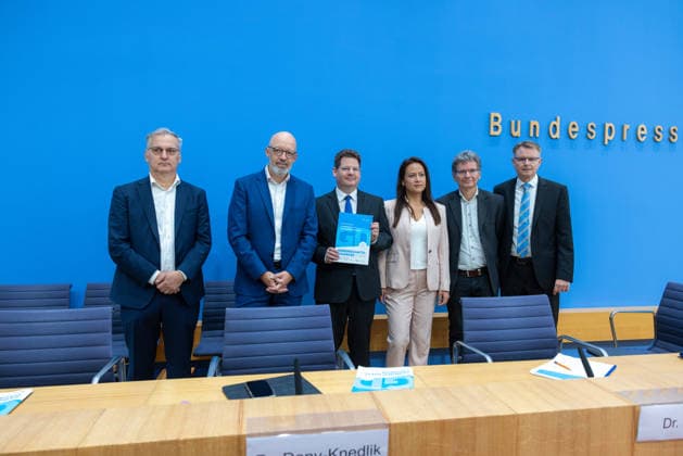 Gemeinschaftsdiagnose Herbst 2026 der Wirtschaftsforschungsinstitute. Deutschland, Berlin am 24. September 2026: Gruppenfoto der Forscher (von links nach rechts): Prof. Dr. Torsten Schmidt, RWI Leibniz-Institut für Wirtschaftsforschung e.V. Prof. Dr. Timo Wollmershäuser, ifo Institut Leibniz-Institut für Wirtschaftsforschung an der Universität München e.V. Prof. Dr. Oliver Holtemöller, Sprecher, Leibniz-Institut für Wirtschaftsforschung Halle (IWH). Dr. Geraldine Dany-Knedlik, Deutsches Institut für Wirtschaftsforschung e.V. (DIW Berlin). Dr. Axel Lindner, Leibniz-Institut für Wirtschaftsforschung Halle (IWH). Prof. Dr. Stefan Kooths, Kiel Institut für Weltwirtschaft Die Gemeinschaftsdiagnose analysiert und progno