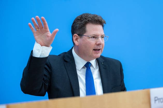 Gemeinschaftsdiagnose Herbst 2026 der Wirtschaftsforschungsinstitute. Deutschland, Berlin am 24. September 2026: Prof. Dr. Oliver Holtemöller, Sprecher, Leibniz-Institut für Wirtschaftsforschung Halle (IWH). Die Gemeinschaftsdiagnose analysiert und prognostiziert die wirtschaftliche Lage in Deutschland