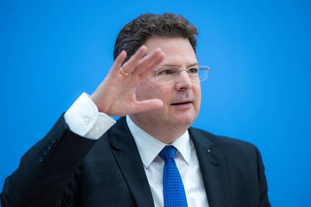 Gemeinschaftsdiagnose Herbst 2026 der Wirtschaftsforschungsinstitute. Deutschland, Berlin am 24. September 2026: Prof. Dr. Oliver Holtemöller, Sprecher, Leibniz-Institut für Wirtschaftsforschung Halle (IWH). Die Gemeinschaftsdiagnose analysiert und prognostiziert die wirtschaftliche Lage in Deutschland