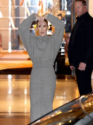 Celine Dion de retour Ã son hÃ tel apres son 4e concert CÃ line Dion de retour Ã son hÃ tel apres son 4e concert Ã Paris, le 23 septembre 2026. CÃ line Dion returns to her hotel after her fourth concert in Paris on September 23, 2026.  Copyright: xDidierxFereyx