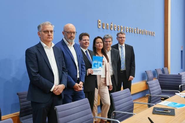 Berlin, Deutschland, 24.09.2026: Bundespressekonferenz: Gemeinschaftsdiagnose der Wirtschaftsforschungsinstitute Herbst 2026: Torsten Schmidt, Timo Wollmershäuser, Oliver Holtemöller, Geraldine Dany-Knedlik, Axel Lindner und Stefan Kooths Copyright: xdtsxNachrichtenagenturx dts_136275