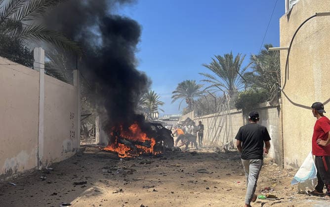 Israeli drone strike targets civilian vehicle in Gaza, killing one Palestinian DEIR AL-BALAH, GAZA, PALESTINE - SEPTEMBER 24: Smoke and flame rise from a civilian vehicle on a road in the western part of Deir al-Balah in the central Gaza, Palestine on September 24, 2026, following a targeted strike by an Israeli unmanned aerial vehicle (UAV). According to local medical and civil defense sources, at least one Palestinian was killed and several others sustained injuries when the missile struck the moving vehicle, causing an immediate fire that engulfed the chassis. Adam Bilal Anadolu Deir al Balah Gaza. Editorial use only. Please get in touch for any other usage.  Copyright: x2026xAnadoluxAdamxBilalx