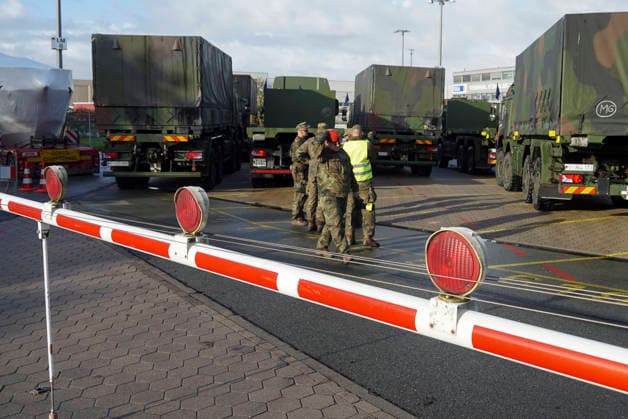 CNTV REDSTORM- Eintreffen der ersten Soldaten Bundswehr LKW unter der Kontrolle der MP im Hamburger Hafen gebiet - Uebung der Bundeswehr unter dem Namen Red Storm Charlie in Hamburg am 24.09.2026 Das Landeskommando Hamburg und weitere Einheiten der Bundeswehr trainieren gemeinsam, Ablaeufe und Abstimmungen bevor besondere nationale oder internationale Sicherheitslagen eintreten Hamburg Deutschland