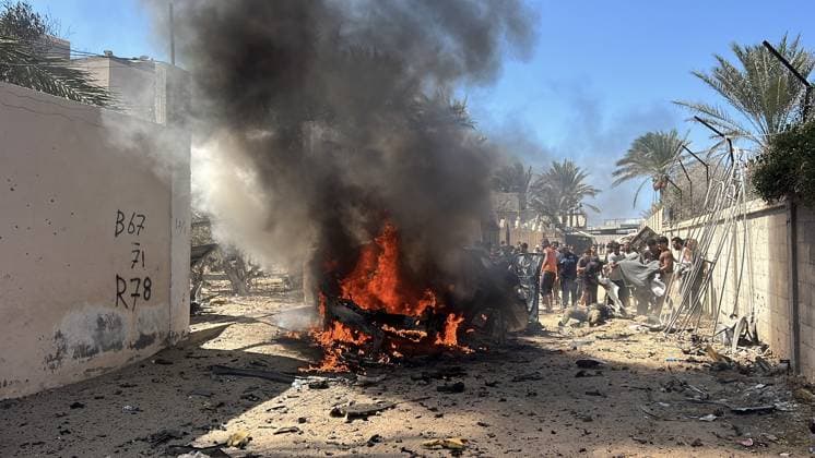 Israeli drone strike targets civilian vehicle in Gaza, killing one Palestinian DEIR AL-BALAH, GAZA, PALESTINE - SEPTEMBER 24: Smoke and flame rise from a civilian vehicle on a road in the western part of Deir al-Balah in the central Gaza, Palestine on September 24, 2026, following a targeted strike by an Israeli unmanned aerial vehicle (UAV). According to local medical and civil defense sources, at least one Palestinian was killed and several others sustained injuries when the missile struck the moving vehicle, causing an immediate fire that engulfed the chassis. Adam Bilal Anadolu Deir al Balah Gaza. Editorial use only. Please get in touch for any other usage.  Copyright: x2026xAnadoluxAdamxBilalx