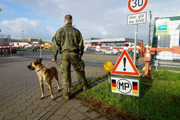 CNTV REDSTORM- Eintreffen der ersten Soldaten Bundswehr LKW unter der Kontrolle der MP im Hamburger Hafen gebiet - Uebung der Bundeswehr unter dem Namen Red Storm Charlie in Hamburg am 24.09.2026 Das Landeskommando Hamburg und weitere Einheiten der Bundeswehr trainieren gemeinsam, Ablaeufe und Abstimmungen bevor besondere nationale oder internationale Sicherheitslagen eintreten Hamburg Deutschland