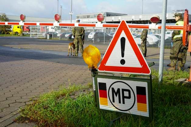 CNTV REDSTORM- Eintreffen der ersten Soldaten Bundswehr LKW unter der Kontrolle der MP im Hamburger Hafen gebiet - Uebung der Bundeswehr unter dem Namen Red Storm Charlie in Hamburg am 24.09.2026 Das Landeskommando Hamburg und weitere Einheiten der Bundeswehr trainieren gemeinsam, Ablaeufe und Abstimmungen bevor besondere nationale oder internationale Sicherheitslagen eintreten Hamburg Deutschland