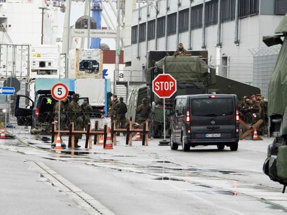 CNTV REDSTORM- Eintreffen der ersten Soldaten Bundswehr LKW unter der Kontrolle der MP im Hamburger Hafen gebiet - Uebung der Bundeswehr unter dem Namen Red Storm Charlie in Hamburg am 24.09.2026 Das Landeskommando Hamburg und weitere Einheiten der Bundeswehr trainieren gemeinsam, Ablaeufe und Abstimmungen bevor besondere nationale oder internationale Sicherheitslagen eintreten Hamburg Deutschland