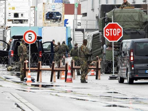 CNTV REDSTORM- Eintreffen der ersten Soldaten Bundswehr LKW unter der Kontrolle der MP im Hamburger Hafen gebiet - Uebung der Bundeswehr unter dem Namen Red Storm Charlie in Hamburg am 24.09.2026 Das Landeskommando Hamburg und weitere Einheiten der Bundeswehr trainieren gemeinsam, Ablaeufe und Abstimmungen bevor besondere nationale oder internationale Sicherheitslagen eintreten Hamburg Deutschland