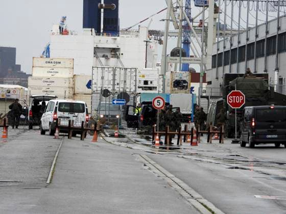 CNTV REDSTORM- Eintreffen der ersten Soldaten Bundswehr LKW unter der Kontrolle der MP im Hamburger Hafen gebiet - Uebung der Bundeswehr unter dem Namen Red Storm Charlie in Hamburg am 24.09.2026 Das Landeskommando Hamburg und weitere Einheiten der Bundeswehr trainieren gemeinsam, Ablaeufe und Abstimmungen bevor besondere nationale oder internationale Sicherheitslagen eintreten Hamburg Deutschland