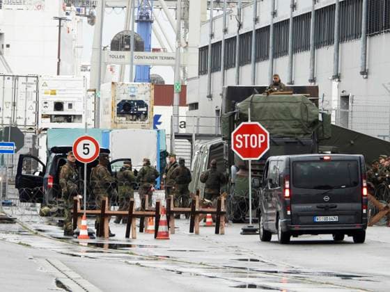 CNTV REDSTORM- Eintreffen der ersten Soldaten Bundswehr LKW unter der Kontrolle der MP im Hamburger Hafen gebiet - Uebung der Bundeswehr unter dem Namen Red Storm Charlie in Hamburg am 24.09.2026 Das Landeskommando Hamburg und weitere Einheiten der Bundeswehr trainieren gemeinsam, Ablaeufe und Abstimmungen bevor besondere nationale oder internationale Sicherheitslagen eintreten Hamburg Deutschland