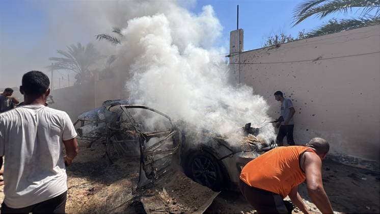 Israeli drone strike targets civilian vehicle in Gaza, killing one Palestinian DEIR AL-BALAH, GAZA, PALESTINE - SEPTEMBER 24: Smoke and flame rise from a civilian vehicle on a road in the western part of Deir al-Balah in the central Gaza, Palestine on September 24, 2026, following a targeted strike by an Israeli unmanned aerial vehicle (UAV). According to local medical and civil defense sources, at least one Palestinian was killed and several others sustained injuries when the missile struck the moving vehicle, causing an immediate fire that engulfed the chassis. Adam Bilal Anadolu Deir al Balah Gaza. Editorial use only. Please get in touch for any other usage.  Copyright: x2026xAnadoluxAdamxBilalx