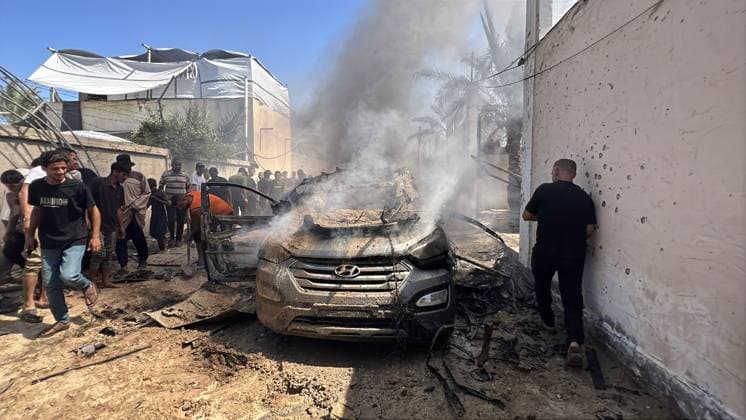 Israeli drone strike targets civilian vehicle in Gaza, killing one Palestinian DEIR AL-BALAH, GAZA, PALESTINE - SEPTEMBER 24: Smoke and flame rise from a civilian vehicle on a road in the western part of Deir al-Balah in the central Gaza, Palestine on September 24, 2026, following a targeted strike by an Israeli unmanned aerial vehicle (UAV). According to local medical and civil defense sources, at least one Palestinian was killed and several others sustained injuries when the missile struck the moving vehicle, causing an immediate fire that engulfed the chassis. Adam Bilal Anadolu Deir al Balah Gaza. Editorial use only. Please get in touch for any other usage.  Copyright: x2026xAnadoluxAdamxBilalx