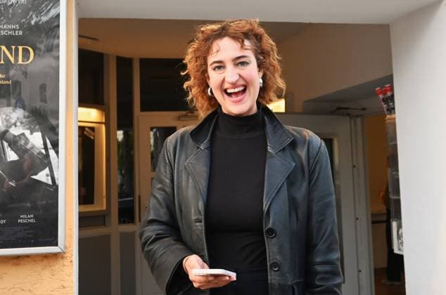 Filmpremiere von BONNIE in Regensburg, Ostentor-Kino. Bonnie ist eine Münchner Action-Komödie, ein Spielfilm aus dem Jahr 2026 von Mark Lohr. Der Independent-Spielfilm wurde von der bayerischen Produktionsfirma Slamming Sheep Film produziert. Der Film läuft seit 3. September 2026 in den Kinos. Foto: Hauptdarsteller - Schauspielerin Corinna Blädel