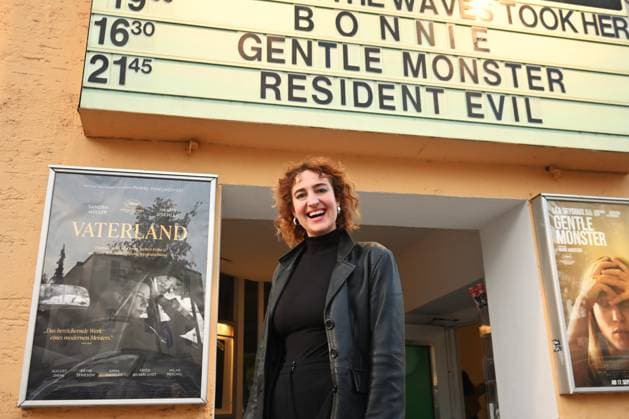 Filmpremiere von BONNIE in Regensburg, Ostentor-Kino. Bonnie ist eine Münchner Action-Komödie, ein Spielfilm aus dem Jahr 2026 von Mark Lohr. Der Independent-Spielfilm wurde von der bayerischen Produktionsfirma Slamming Sheep Film produziert. Der Film läuft seit 3. September 2026 in den Kinos. Foto: Hauptdarsteller - Schauspielerin Corinna Blädel