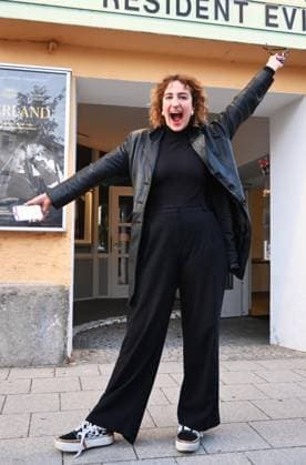 Filmpremiere von BONNIE in Regensburg, Ostentor-Kino. Bonnie ist eine Münchner Action-Komödie, ein Spielfilm aus dem Jahr 2026 von Mark Lohr. Der Independent-Spielfilm wurde von der bayerischen Produktionsfirma Slamming Sheep Film produziert. Der Film läuft seit 3. September 2026 in den Kinos. Foto: Hauptdarsteller - Schauspielerin Corinna Blädel