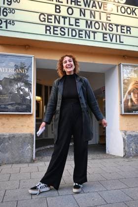 Filmpremiere von BONNIE in Regensburg, Ostentor-Kino. Bonnie ist eine Münchner Action-Komödie, ein Spielfilm aus dem Jahr 2026 von Mark Lohr. Der Independent-Spielfilm wurde von der bayerischen Produktionsfirma Slamming Sheep Film produziert. Der Film läuft seit 3. September 2026 in den Kinos. Foto: Hauptdarsteller - Schauspielerin Corinna Blädel