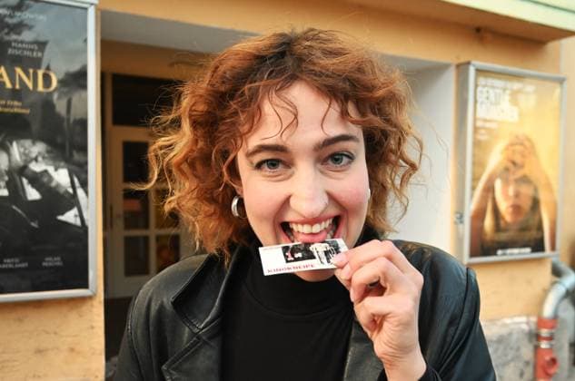 Entertainment Bilder des Tages #2 Filmpremiere von BONNIE in Regensburg, Ostentor-Kino. Bonnie ist eine Münchner Action-Komödie, ein Spielfilm aus dem Jahr 2026 von Mark Lohr. Der Independent-Spielfilm wurde von der bayerischen Produktionsfirma Slamming Sheep Film produziert. Der Film läuft seit 3. September 2026 in den Kinos. Foto: Hauptdarsteller - Schauspielerin Corinna Blädel