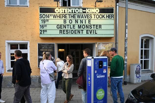 Filmpremiere von BONNIE in Regensburg, Ostentor-Kino. Bonnie ist eine Münchner Action-Komödie, ein Spielfilm aus dem Jahr 2026 von Mark Lohr. Der Independent-Spielfilm wurde von der bayerischen Produktionsfirma Slamming Sheep Film produziert. Der Film läuft seit 3. September 2026 in den Kinos.