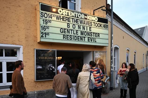 Filmpremiere von BONNIE in Regensburg, Ostentor-Kino. Bonnie ist eine Münchner Action-Komödie, ein Spielfilm aus dem Jahr 2026 von Mark Lohr. Der Independent-Spielfilm wurde von der bayerischen Produktionsfirma Slamming Sheep Film produziert. Der Film läuft seit 3. September 2026 in den Kinos.