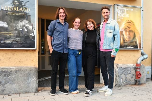 Filmpremiere von BONNIE in Regensburg, Ostentor-Kino. Bonnie ist eine Münchner Action-Komödie, ein Spielfilm aus dem Jahr 2026 von Mark Lohr. Der Independent-Spielfilm wurde von der bayerischen Produktionsfirma Slamming Sheep Film produziert. Der Film läuft seit 3. September 2026 in den Kinos. Foto: Regisseur Mark Lohr, Franziska Leinfelder, Corinna Blädel und Max Josef Held.